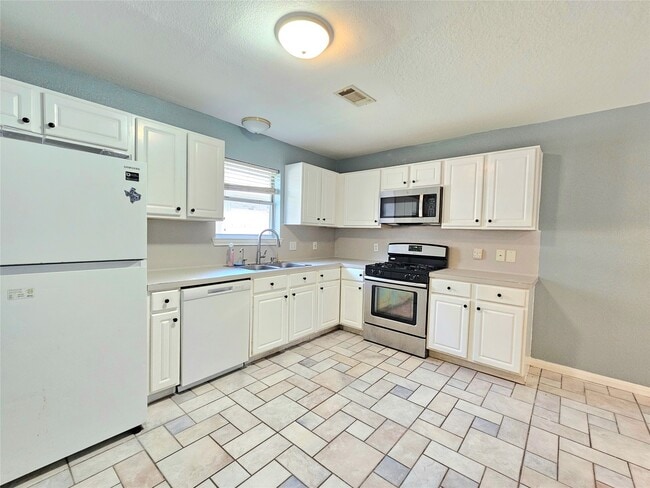 Building Photo - 20170 Southern Colony Ct