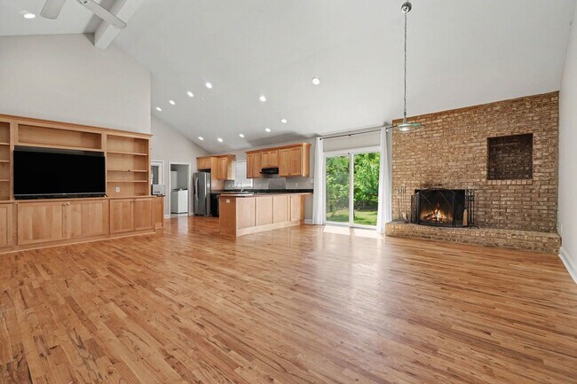 Building Photo - 290 University Cir