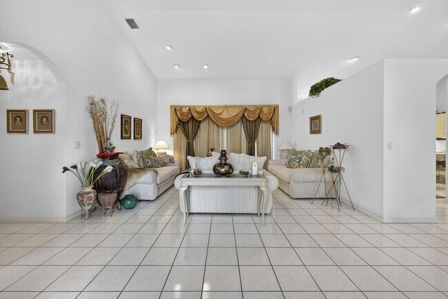 Building Photo - 1940 S Club Dr