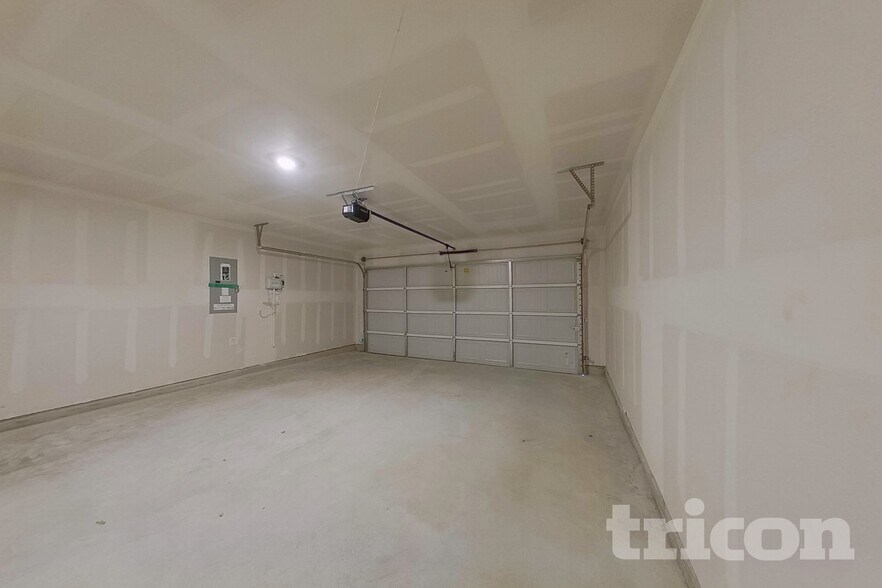 Building Photo - 1601 Parlier St