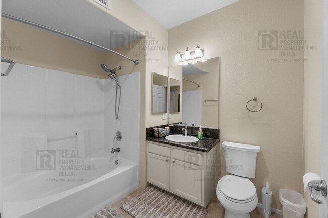 Building Photo - Charming 3-Bedroom Condo in The Reserves a...