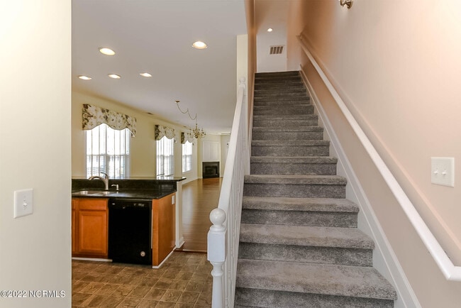 Building Photo - 533 Village Green Dr