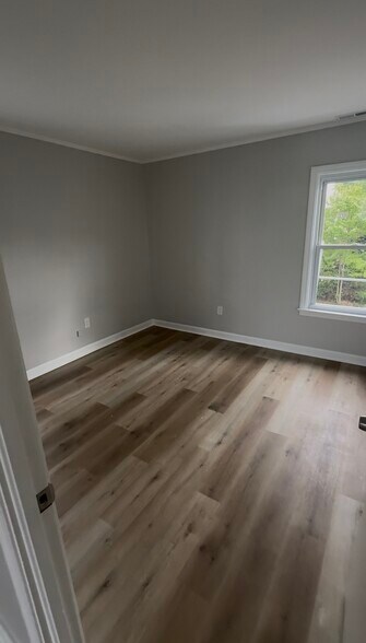 Building Photo - 135 Snell St
