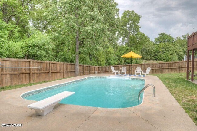 Building Photo - 2709 Summit Dr