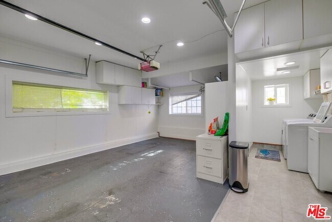 Building Photo - 21447 Providencia St