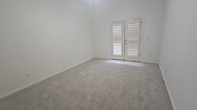 Building Photo - Beautiful Waterfront Home in Northwest Bakersfield