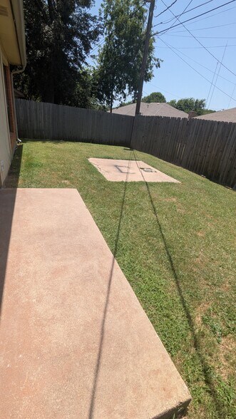 Building Photo - 711 Hillcrest Ct