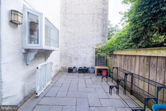 Building Photo - 606 S Delhi St