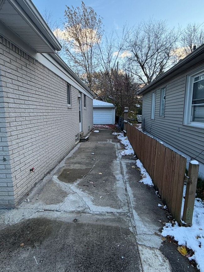 Building Photo - Charming Home in St. Clair Shores - PHOTOS COMING SOON