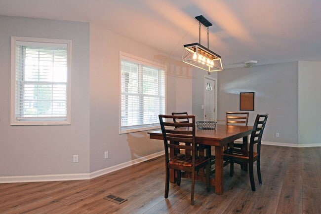 Building Photo - Spacious 5-Bed 3-Bath Home in South St. Paul - Available Now!