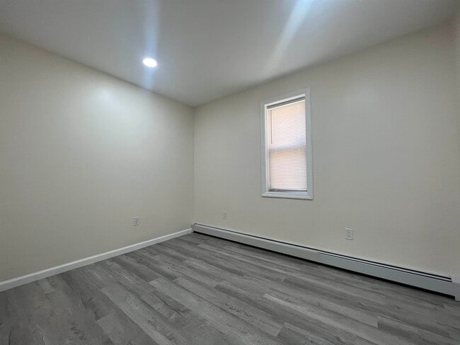 Building Photo - 34 Giles Ave