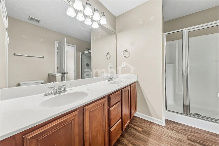 Building Photo - 2053 Leefield Dr