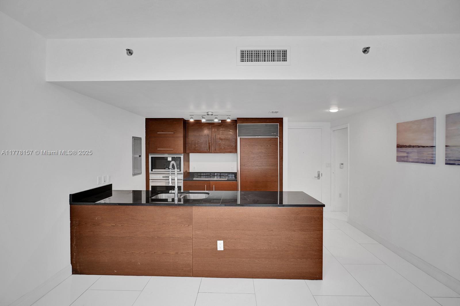 Building Photo - 475 Brickell Ave