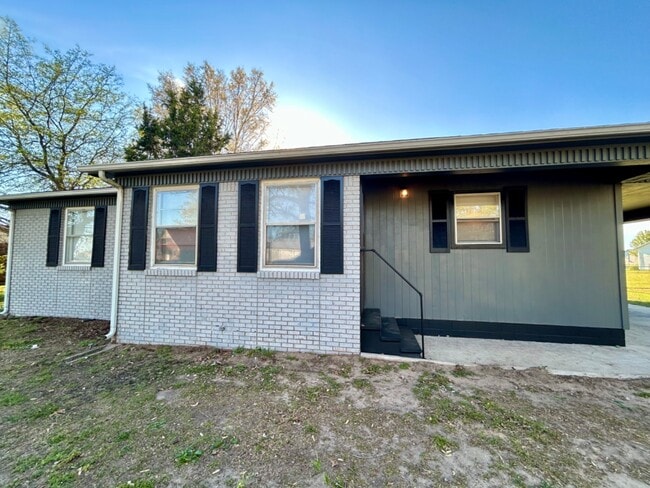 Building Photo - 825 David Ln