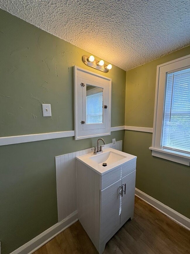 Building Photo - Two bedroom one bathroom home for rent