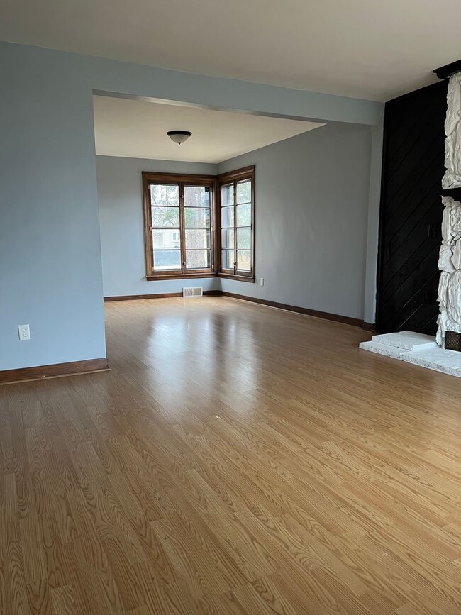 Building Photo - 3 Bedroom 2 Bathroom House in Lansing !!!!...