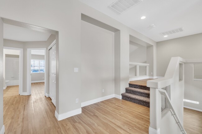 Building Photo - LUXORY 5 BEDROOM 3 1/2 BATH HOME LOCATED I...