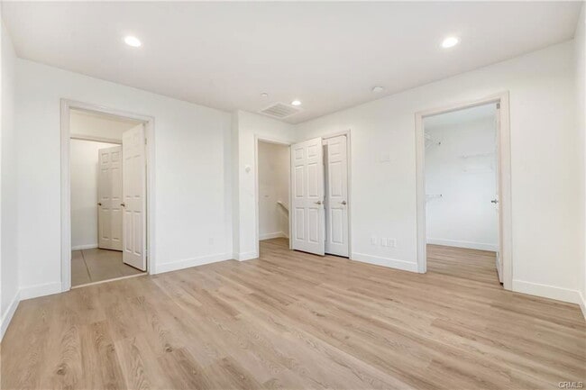 Building Photo - 7209 N Chestnut Ln