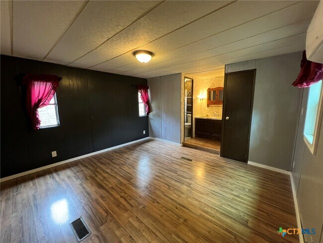 Building Photo - 144 Deer Ln