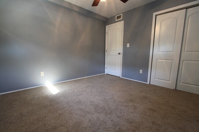 Building Photo - Charming 3 Bedroom 1.5 Bathroom POOL Home in Orlando!!