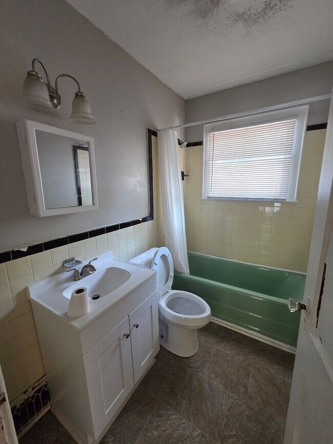 Building Photo - 3 Bedroom Home In Heart of East Ridge