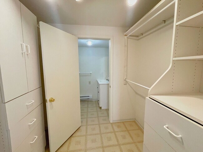 Building Photo - 5709 W Rocking Cir St