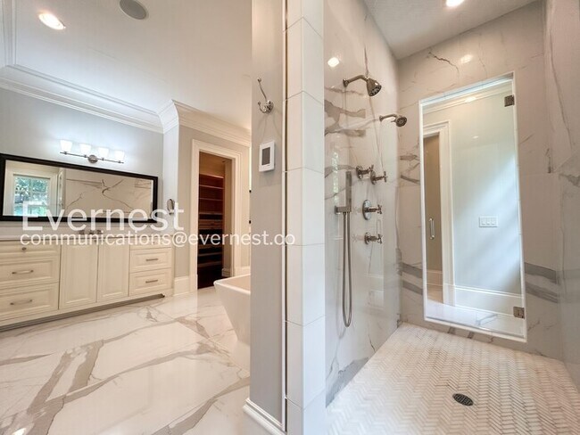 Building Photo - Spacious 7 Bed/8 Bath Home with Garage / Pet-Friendly / Available Now!