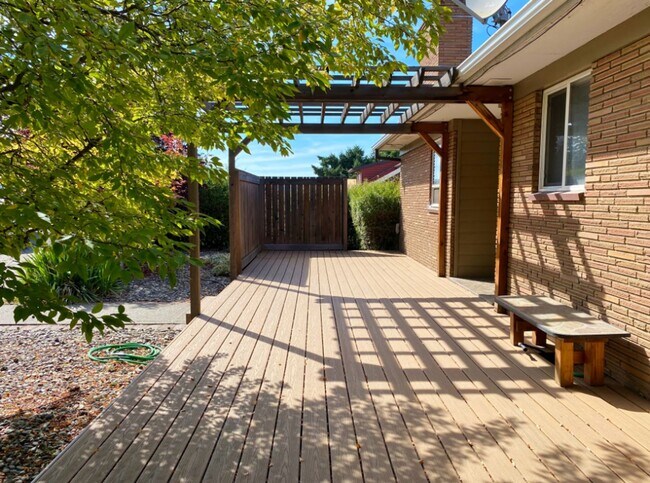 Building Photo - Home With Amazing River Views!