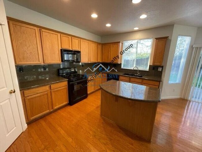 Building Photo - Charming 3-Bedroom Home in Desirable Folso...