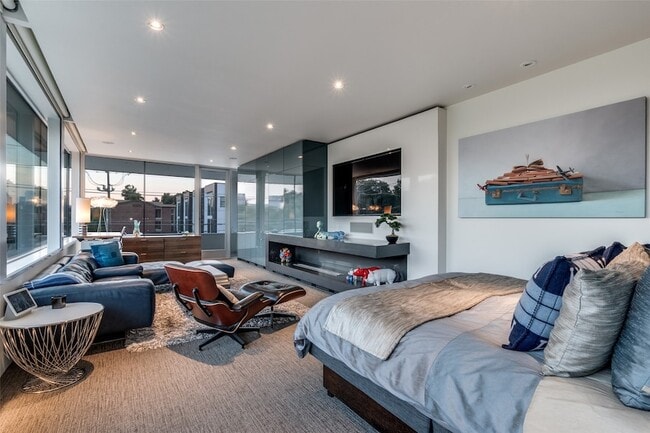 Building Photo - 2300 N Carroll Ave