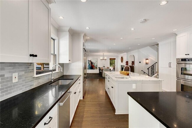 Building Photo - 1100 Kingston Dr NE