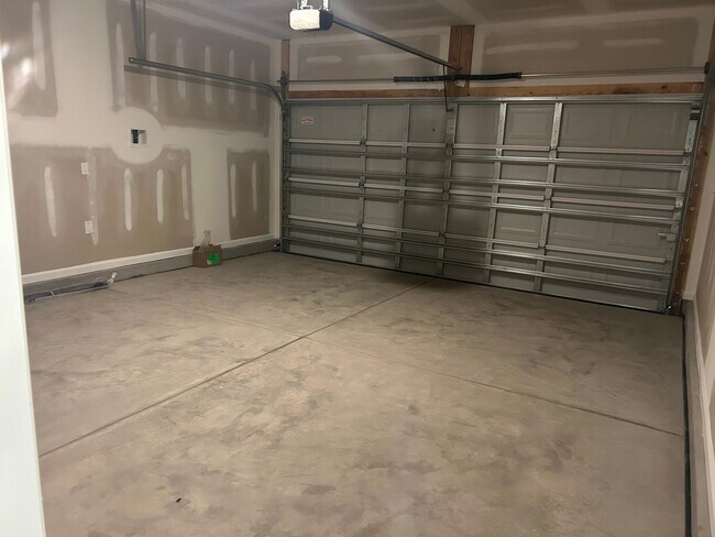 Building Photo - 628 Parker Ct