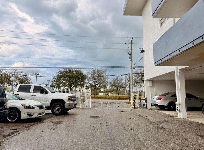 Building Photo - 13390 NE 7th Ave