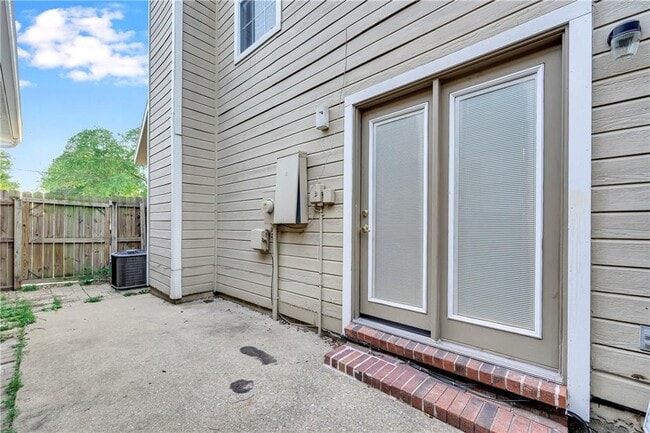 Building Photo - 758 W Poplar St
