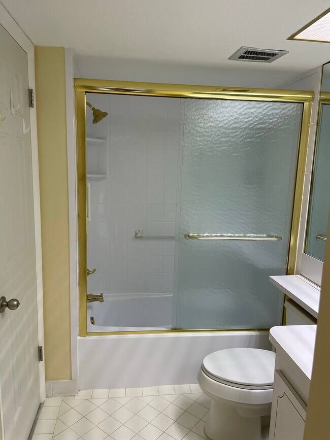 Building Photo - 4750 Cove Cir