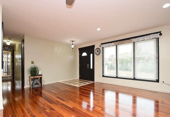 Building Photo - 4955 Lakeshore Dr