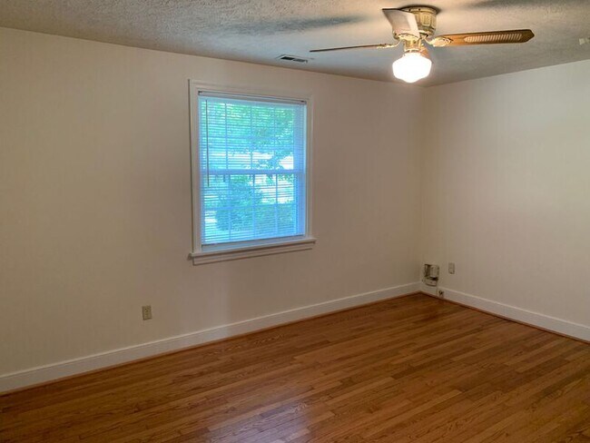 Building Photo - 5631 Swan Dr