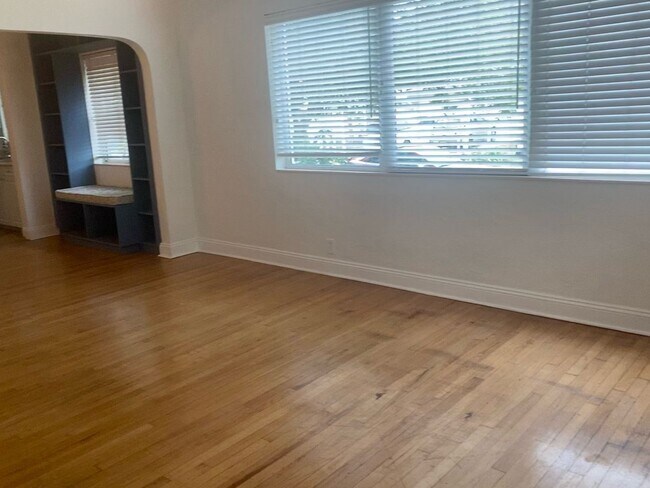 Building Photo - Euclid/Woodlawn Roommate Dream 4/3 home