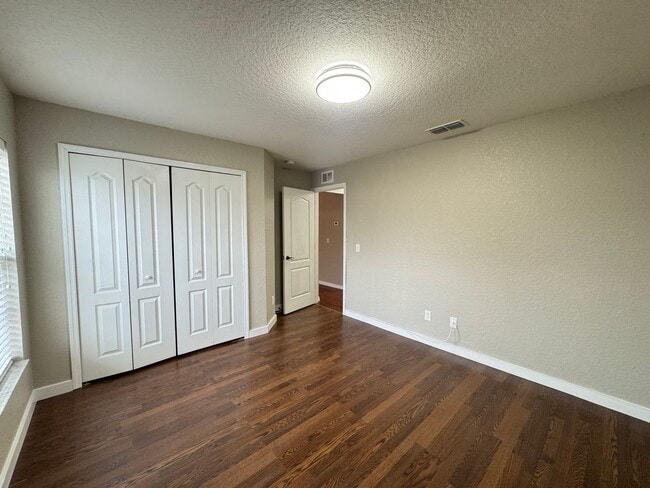 Building Photo - Spacious 4 Bedroom / 3 Bathroom Home in Davenport