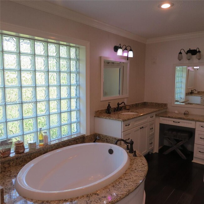 Building Photo - 542 N Cypress Dr