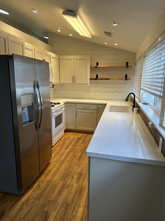Building Photo - 4 Bed 1.5 Bath House