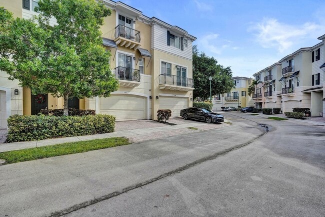 Building Photo - 642 NW 38th Cir