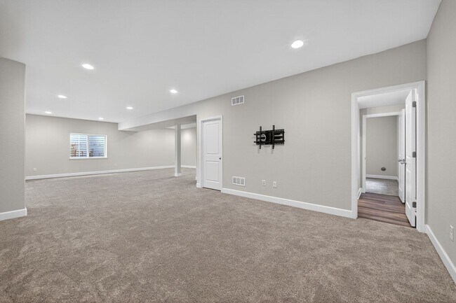 Building Photo - 590 Pikes View Dr