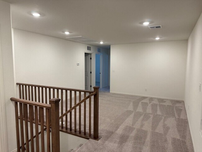 Building Photo - Spacious Home in Belcarra