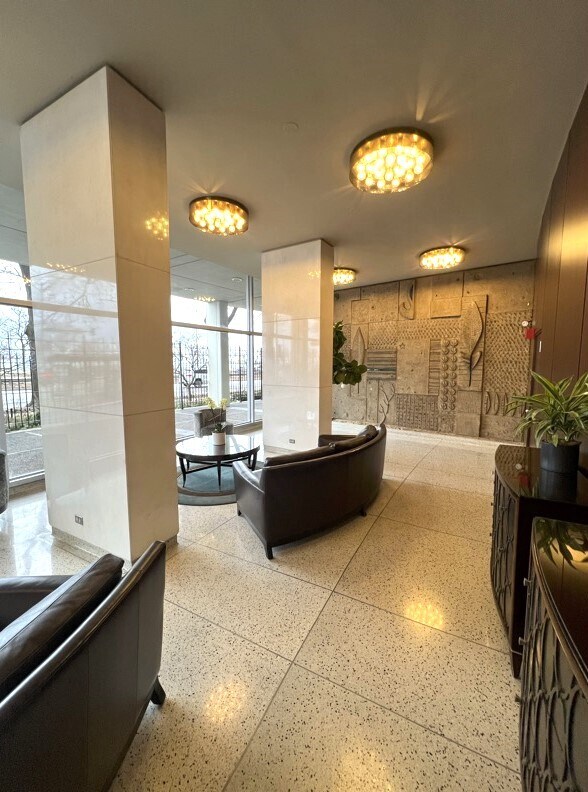 LOBBY - 1150 N Lake Shore Dr