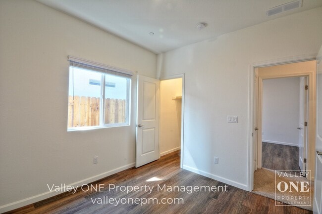 Building Photo - 933 Tipton Ln