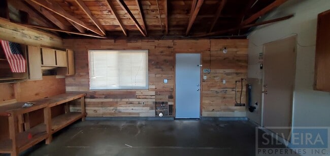 Building Photo - A Comfortable Home awaits the right Tenant!