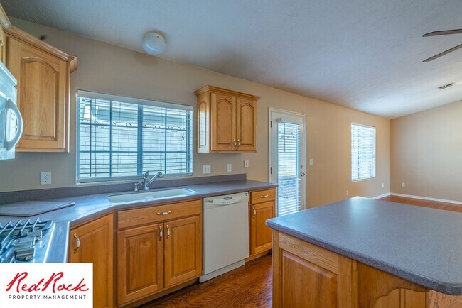 Building Photo - Pet Friendly - 4 Bed 2 Bath for rent in St. George