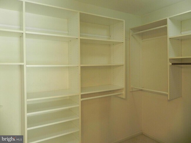 Building Photo - 33 Hampton Ct