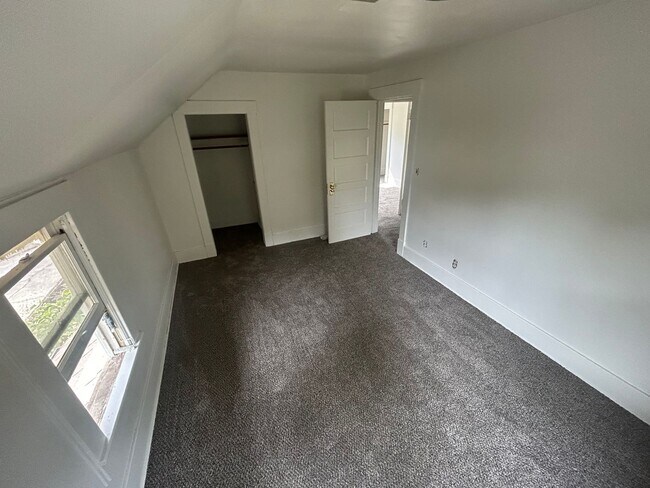 Building Photo - 1647 Villard St